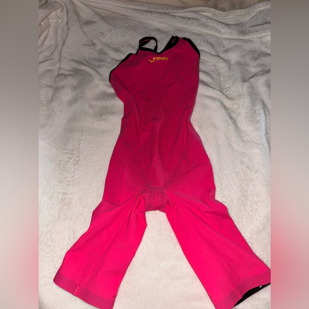 finis kneeskin size 22